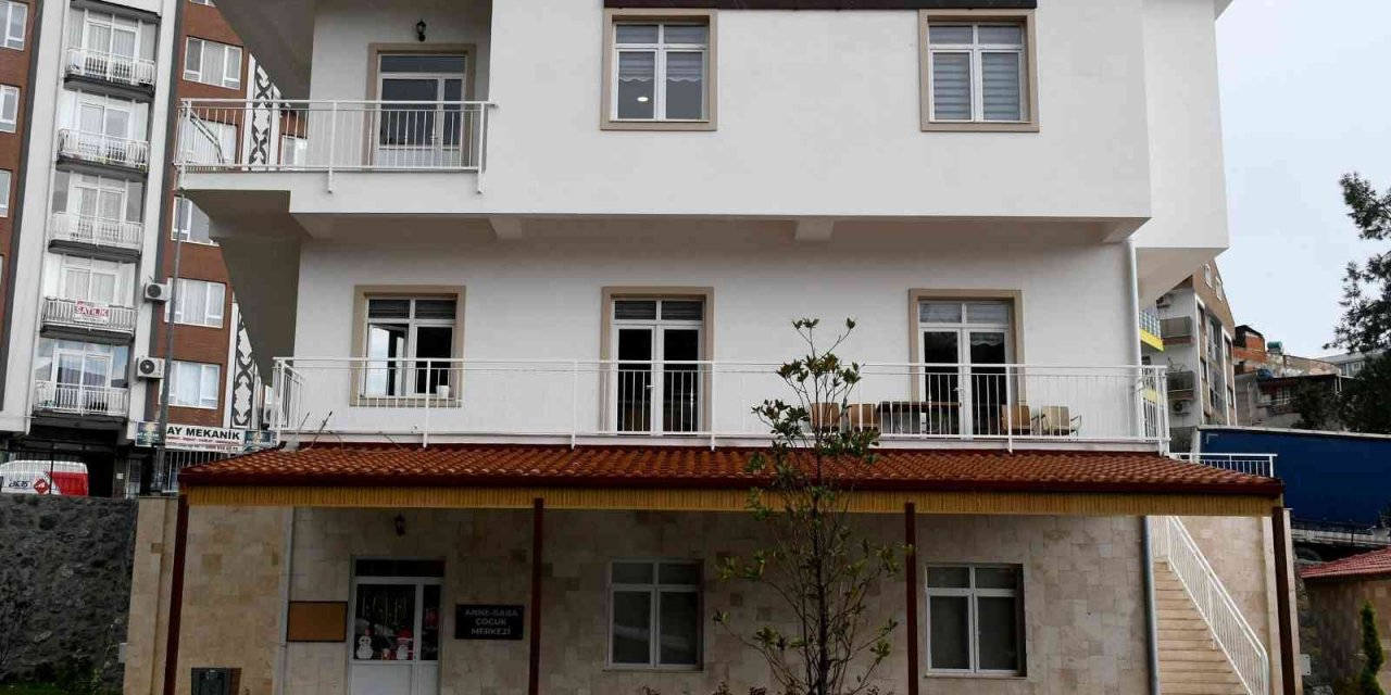 Kuşadası’ndaki Taziye Evin’de acılar paylaştıkça azalıyor