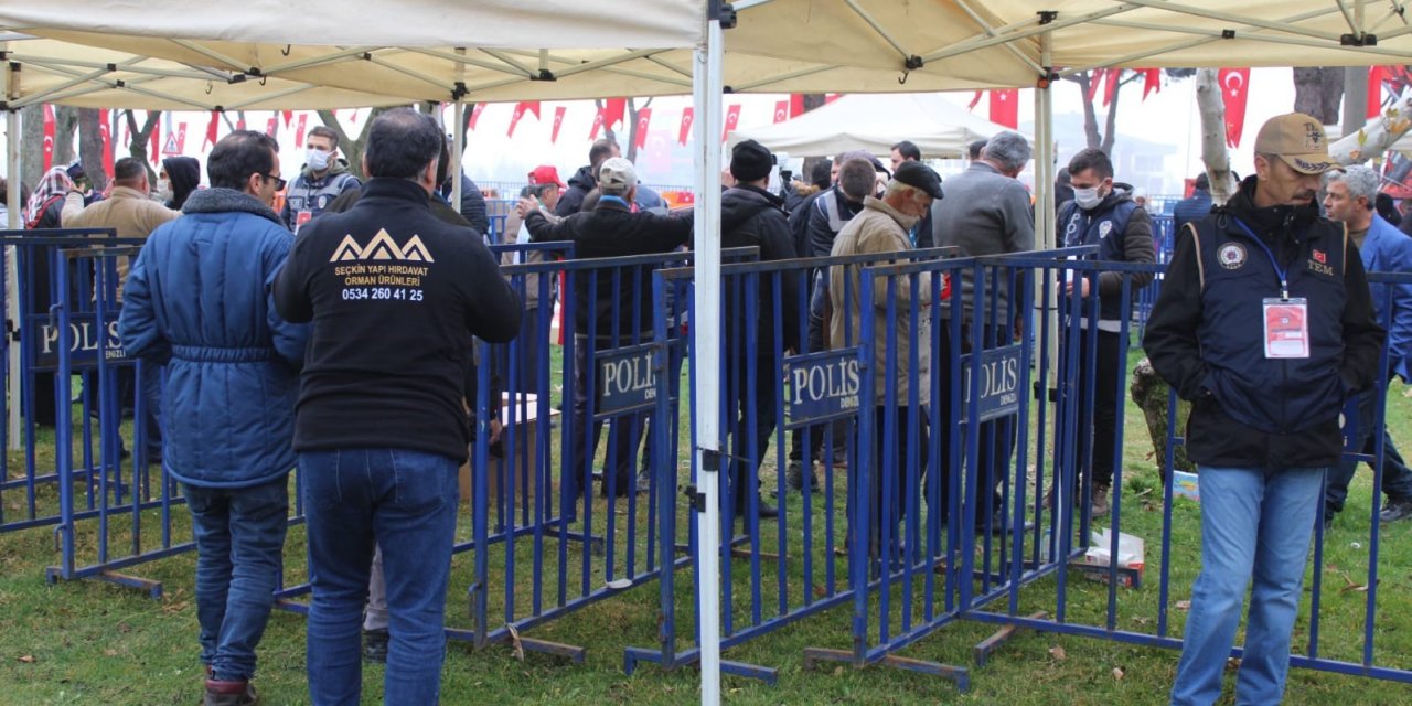 Cumhurbaşkanını görmek için soğuğa aldırış etmeden saatler öncesinden meydanları doldurdular