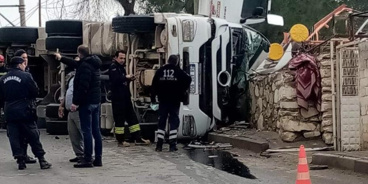 Damperli tır devrildi: 1 ölü