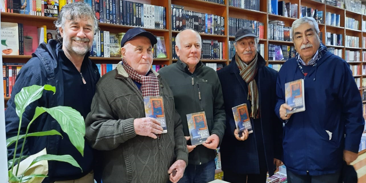 Yazarımız Keleşoğlu kitabını imzaladı