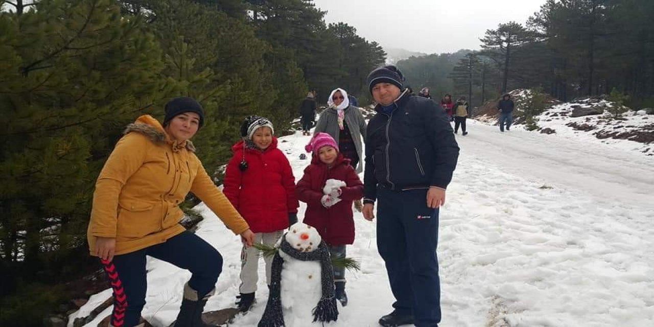 Köyceğiz’in dağlarında kar, sahilinde yaz keyfi yaşanıyor