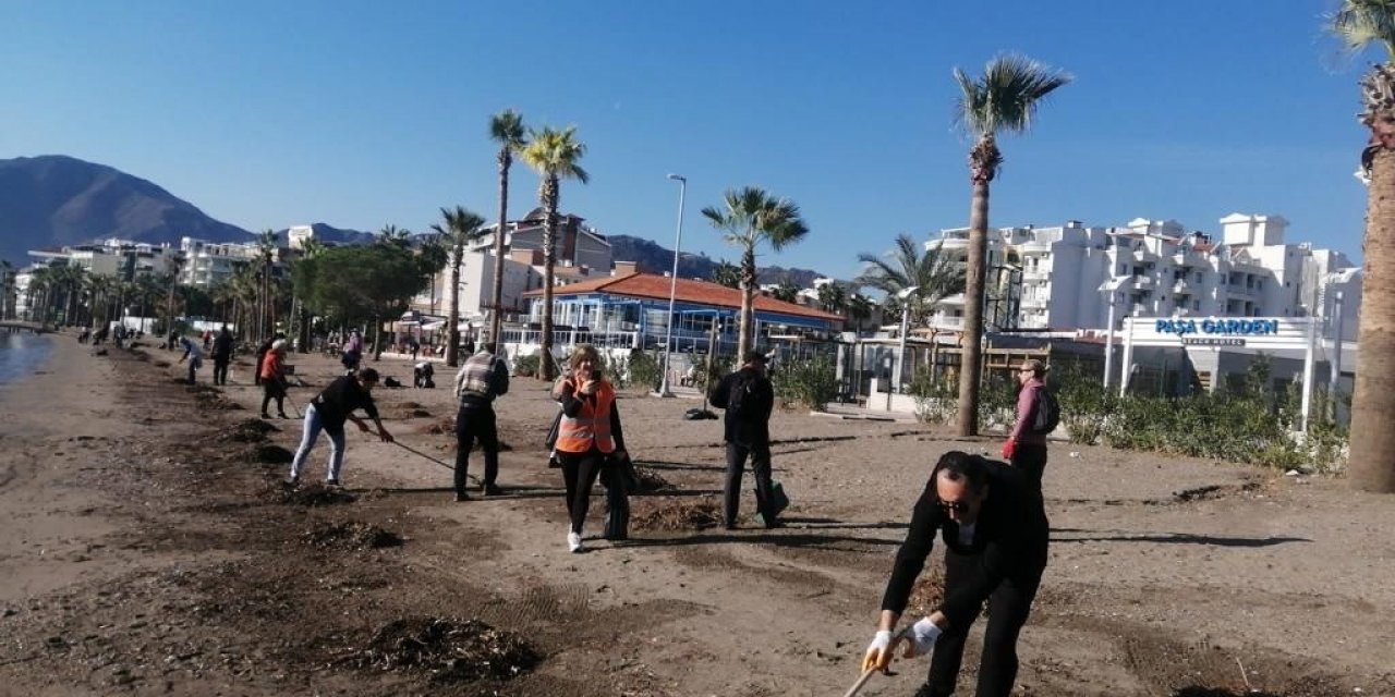 Marmaris sahilde temizlik çalışması yapıldı