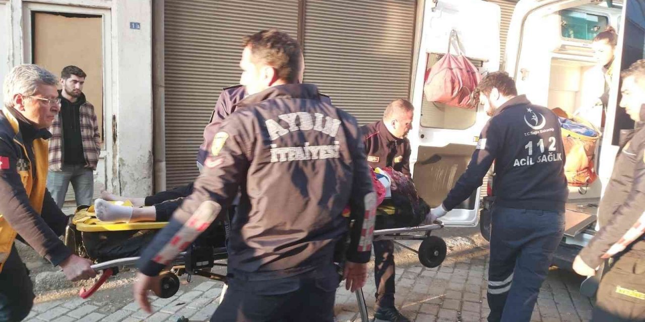 Binanın çatısından aşağıya düşen kadın ağır yaralandı