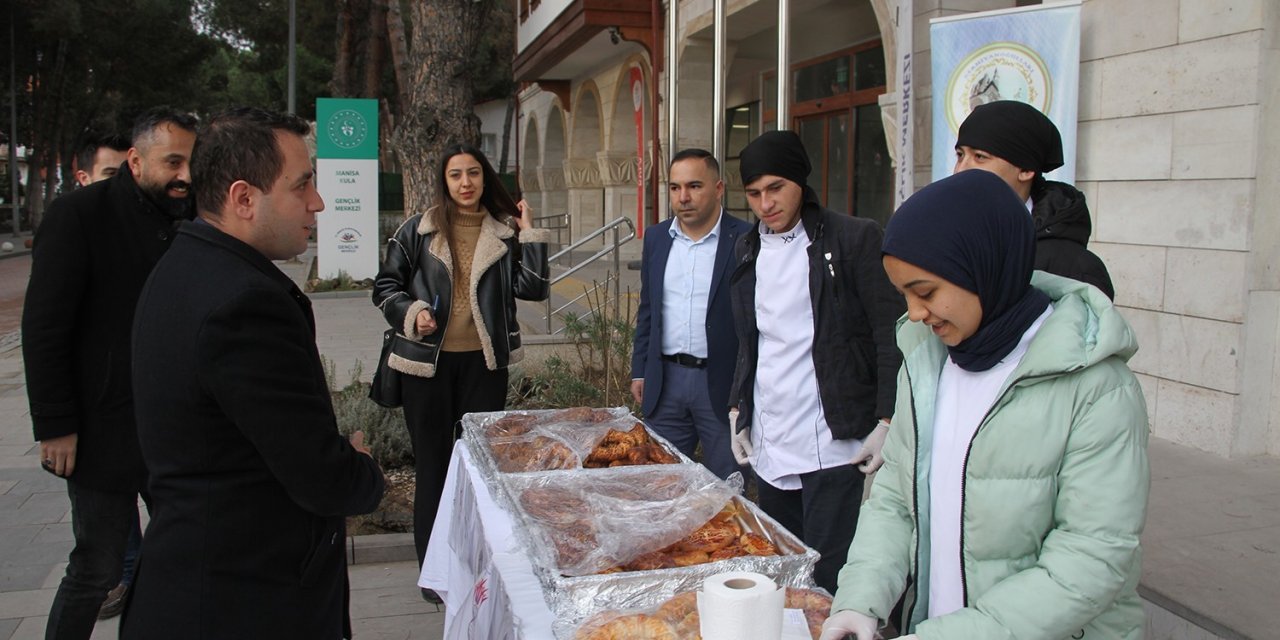 Öğrenciler kendi elleriyle yaptığı kahvaltılıkları Duru bebek için sattı