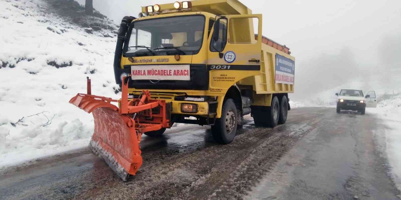 Seydikemer’de karla kaplanan yollar açıldı