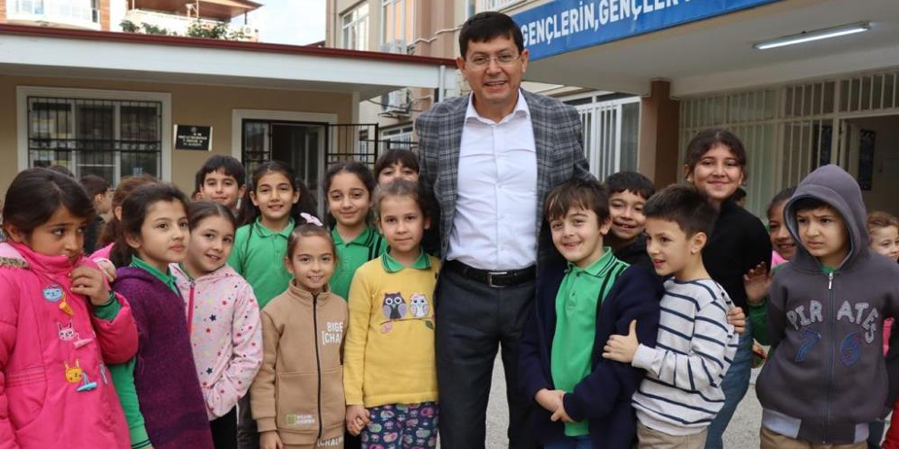 Minik öğrenciler ilk karne hediyelerini Başkan Özcan’dan aldı