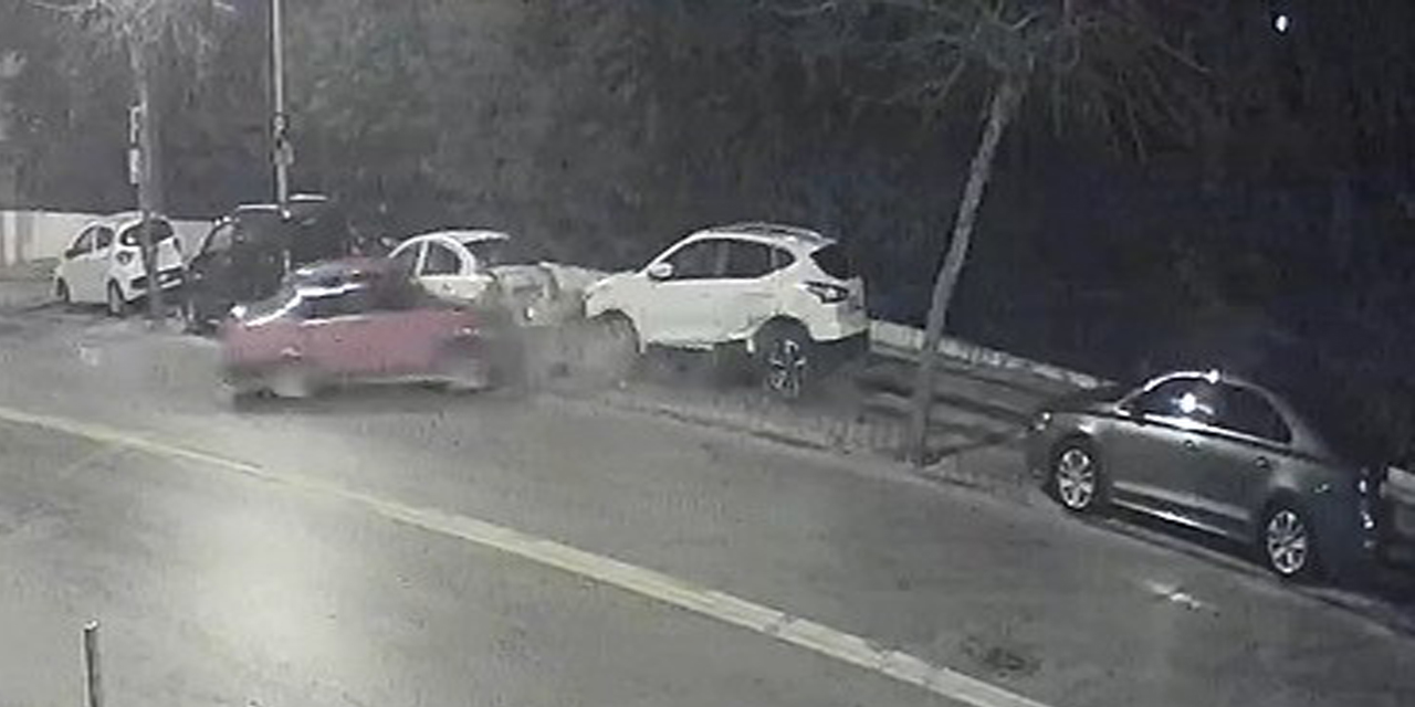 Hurdaya dönen araçlarını kaza bölgesinden ittirerek kaçtılar