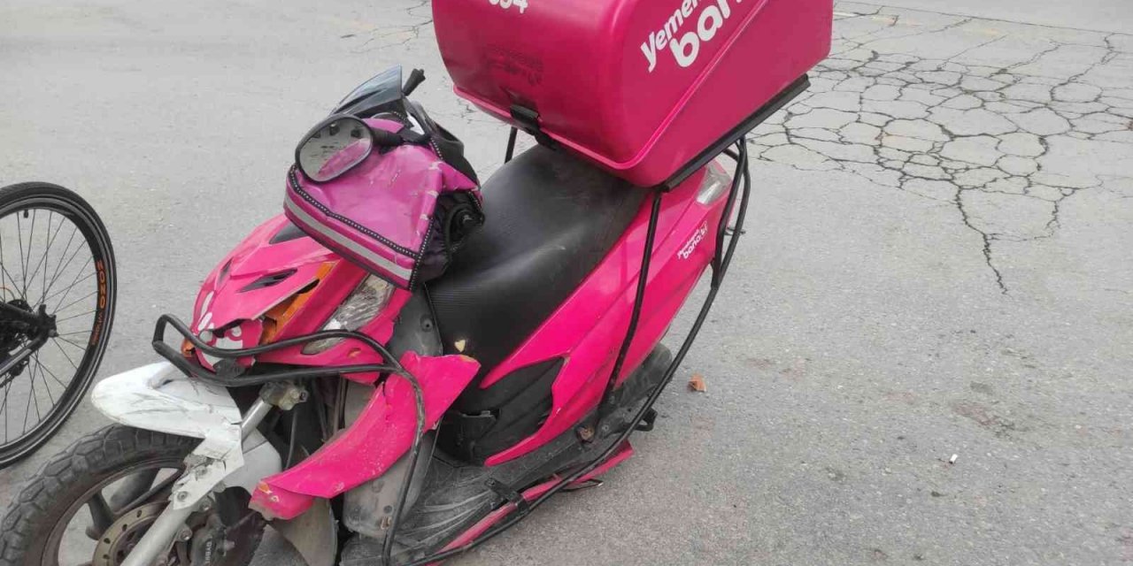 Zincirleme kazada motosiklet ikiye bölündü