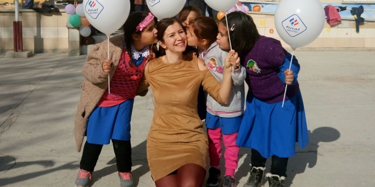 Bir kadın; 32 kütüphane kurdu