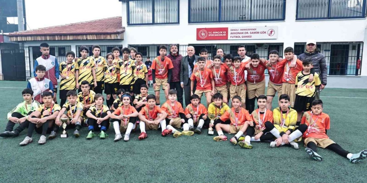 Futbol turnuvasında dereye giren okullar ödüllendirildi