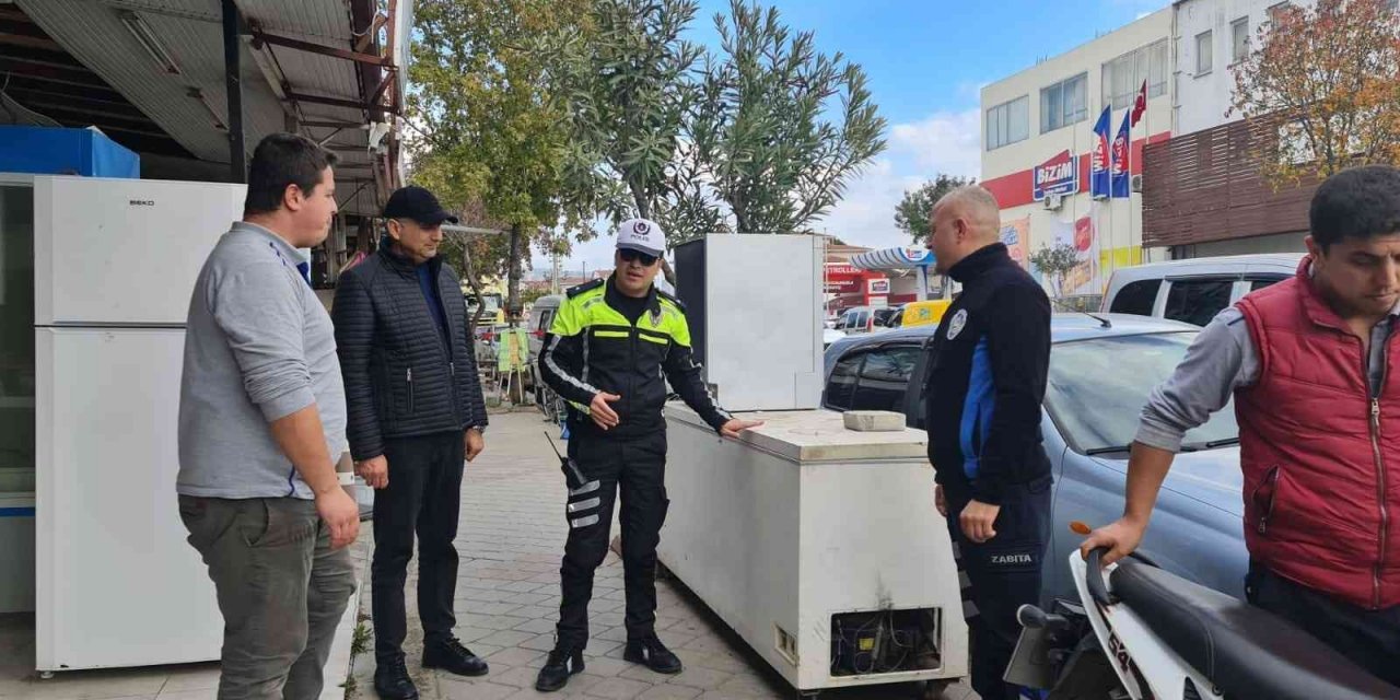 Fethiye’de kaldırım ve yolları işgal eden esnaflar uyarıldı