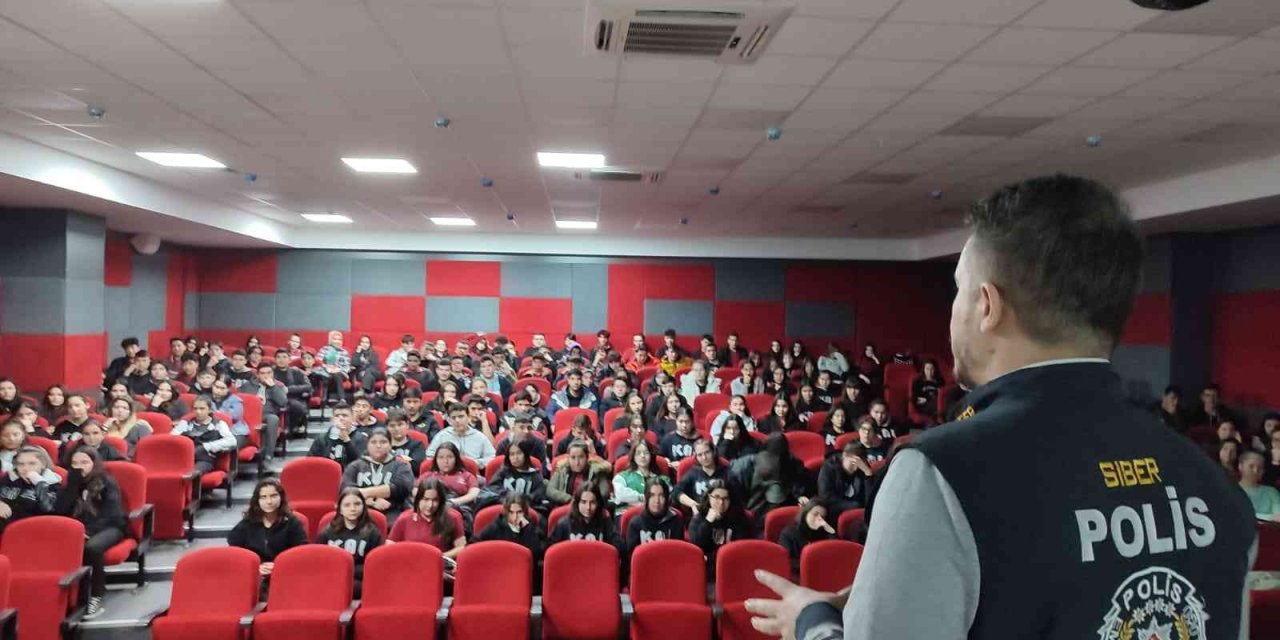 Koçarlı’da öğrencilere güvenli internet kullanımı anlatıldı