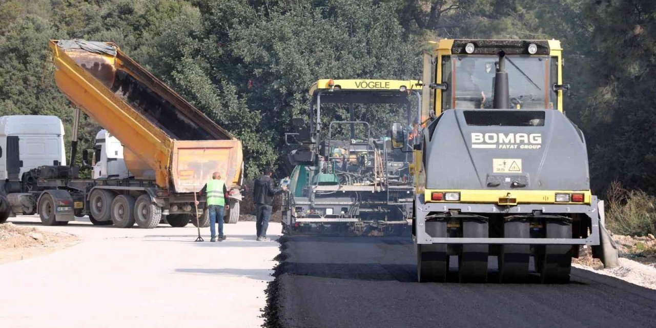 Bodrum Mümtaz Ataman Caddes’inde sıcak asfalt dökümü devam ediyor