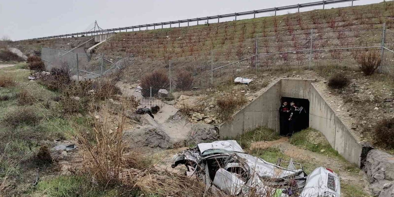 Soma’da kontrolden çıkan otomobil şarampole uçtu: 2 ağır yaralı