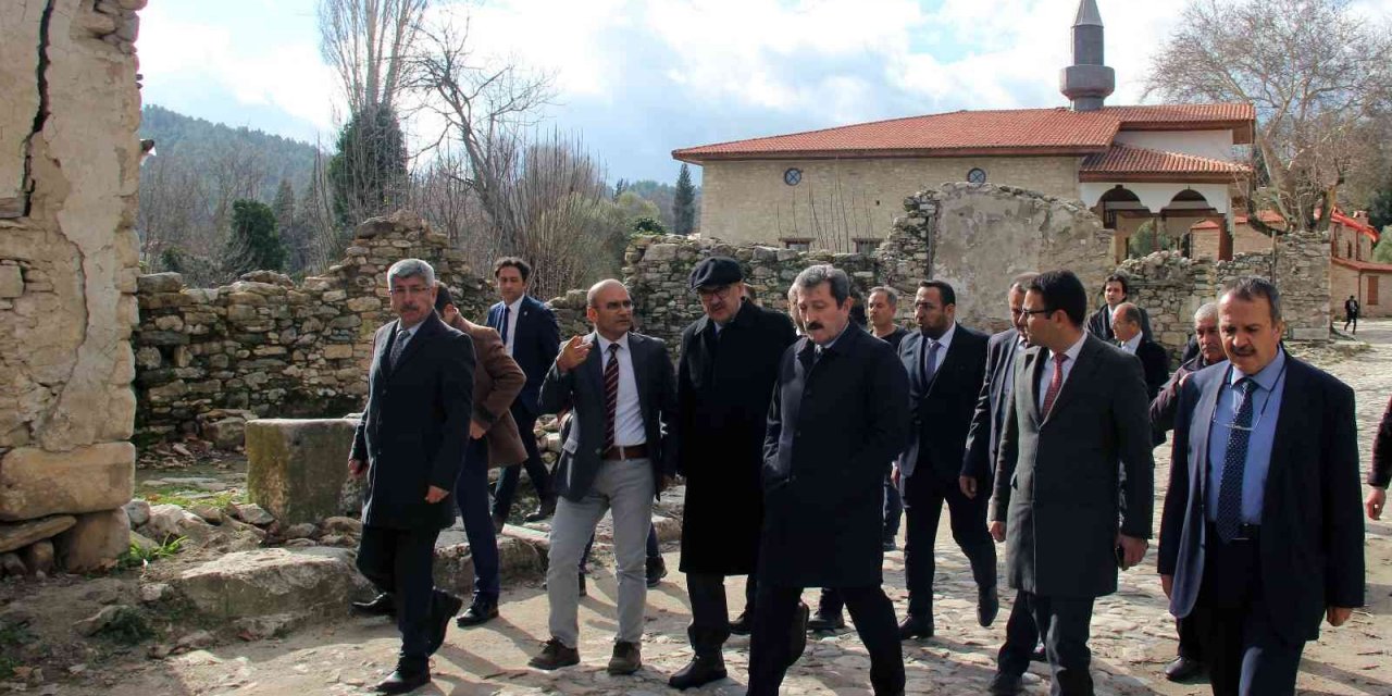 Vali Tavlı, MSKÜ ve Denizli PAÜ rektörleri Stratonikeia’da incelemelerde bulundu