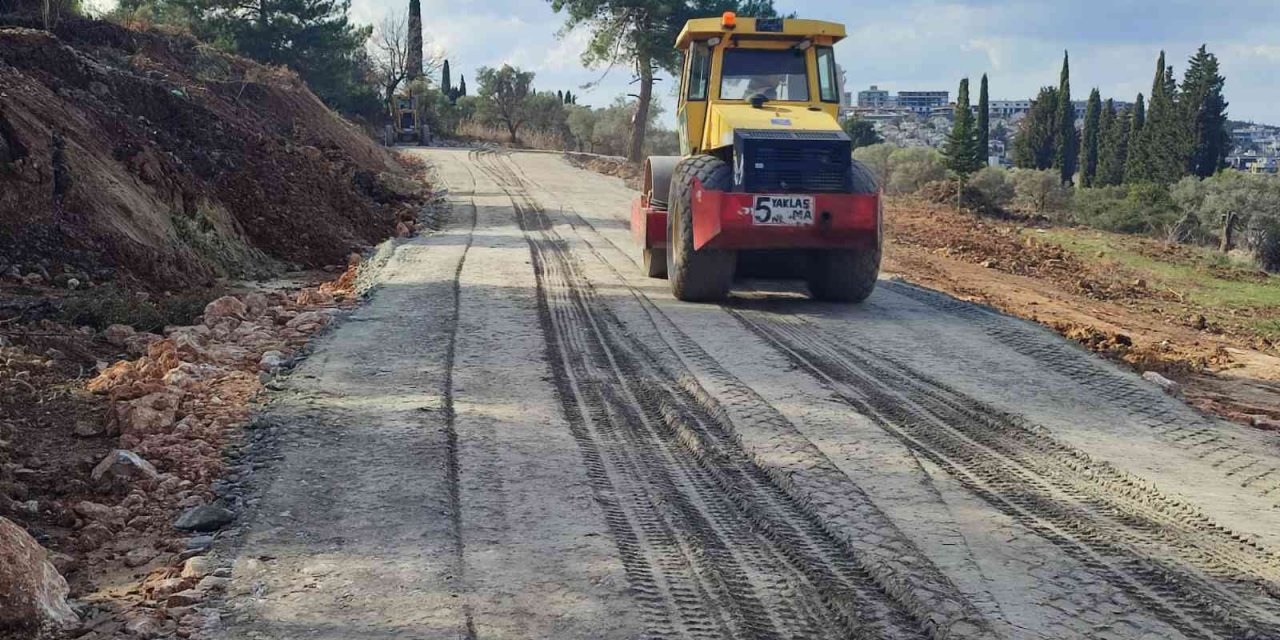 Kuşadası’nda yol çalışmaları devam ediyor