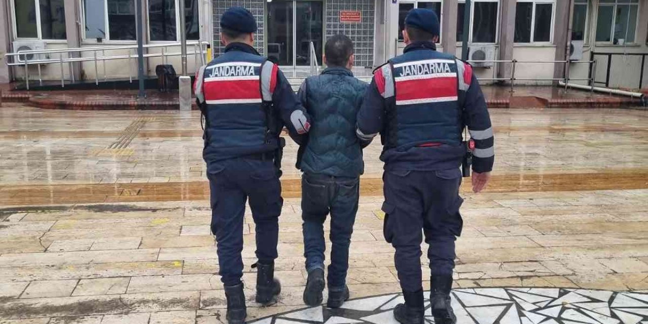 Aranan şahıslar jandarmadan kaçamadı