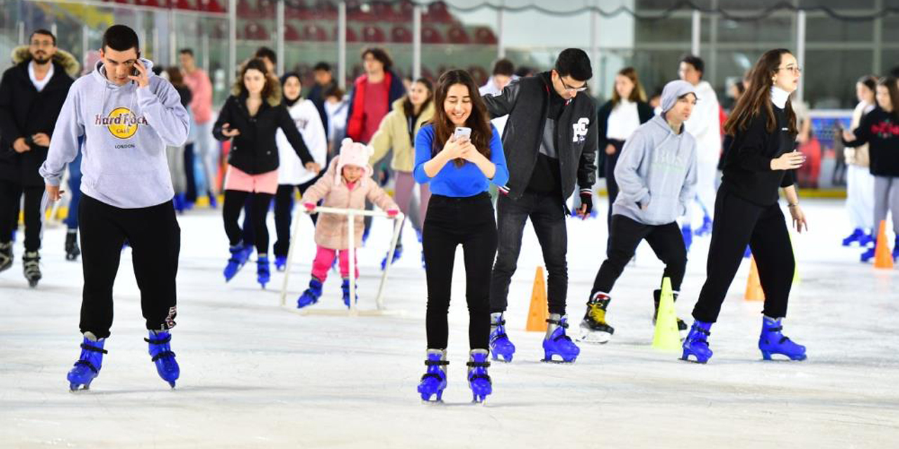 Karneyi alan buz pistine koştu