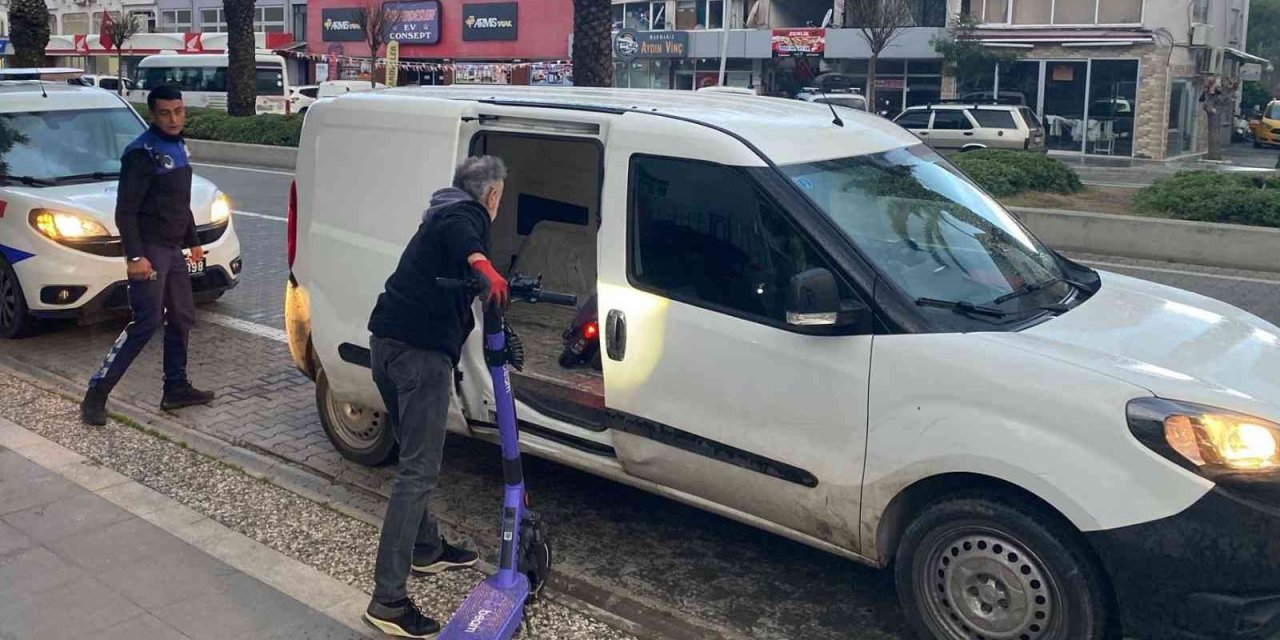 Marmaris’te uygunsuz park edilen skuterler toplatıldı