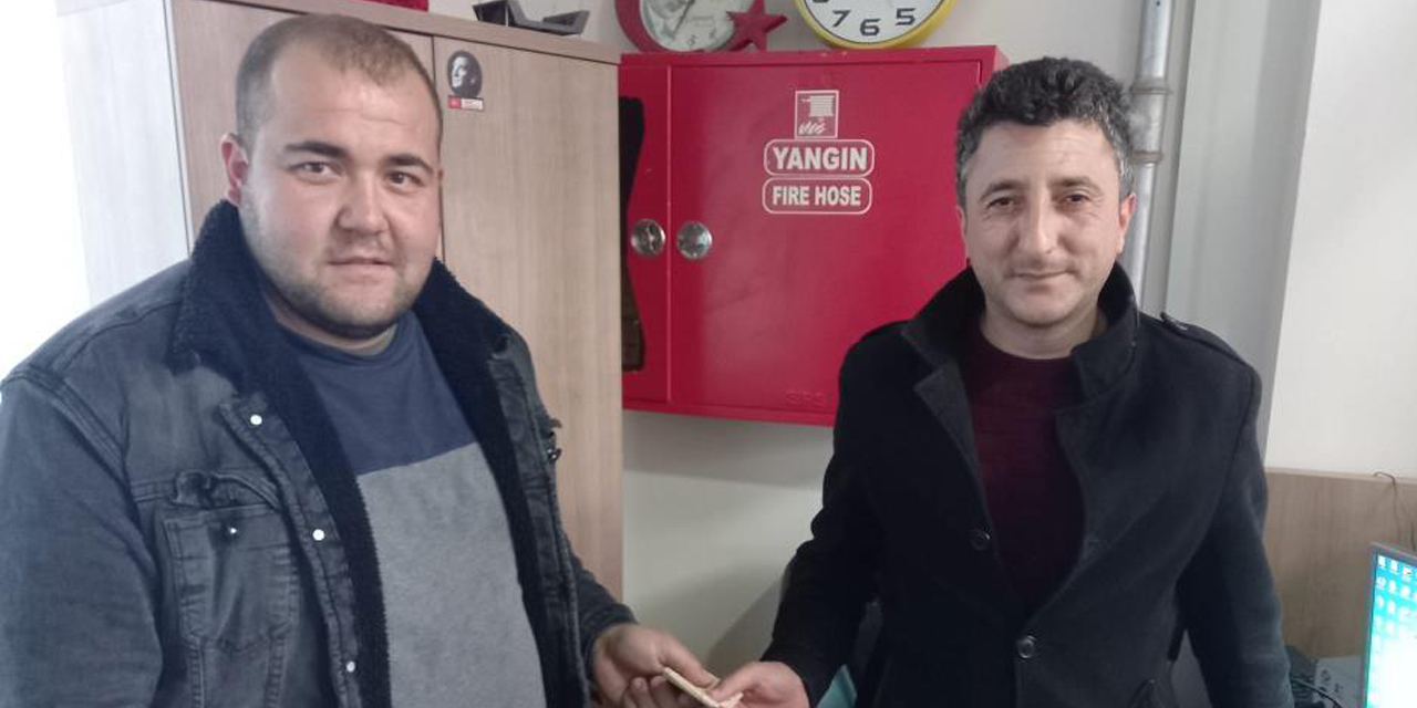 Bulduğu cüzdan ve paranın sahibine ulaşmak için kapı kapı dolaşıyor