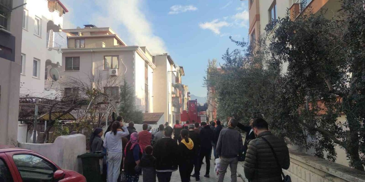 Çatı yangını mahalleliyi sokağa döktü