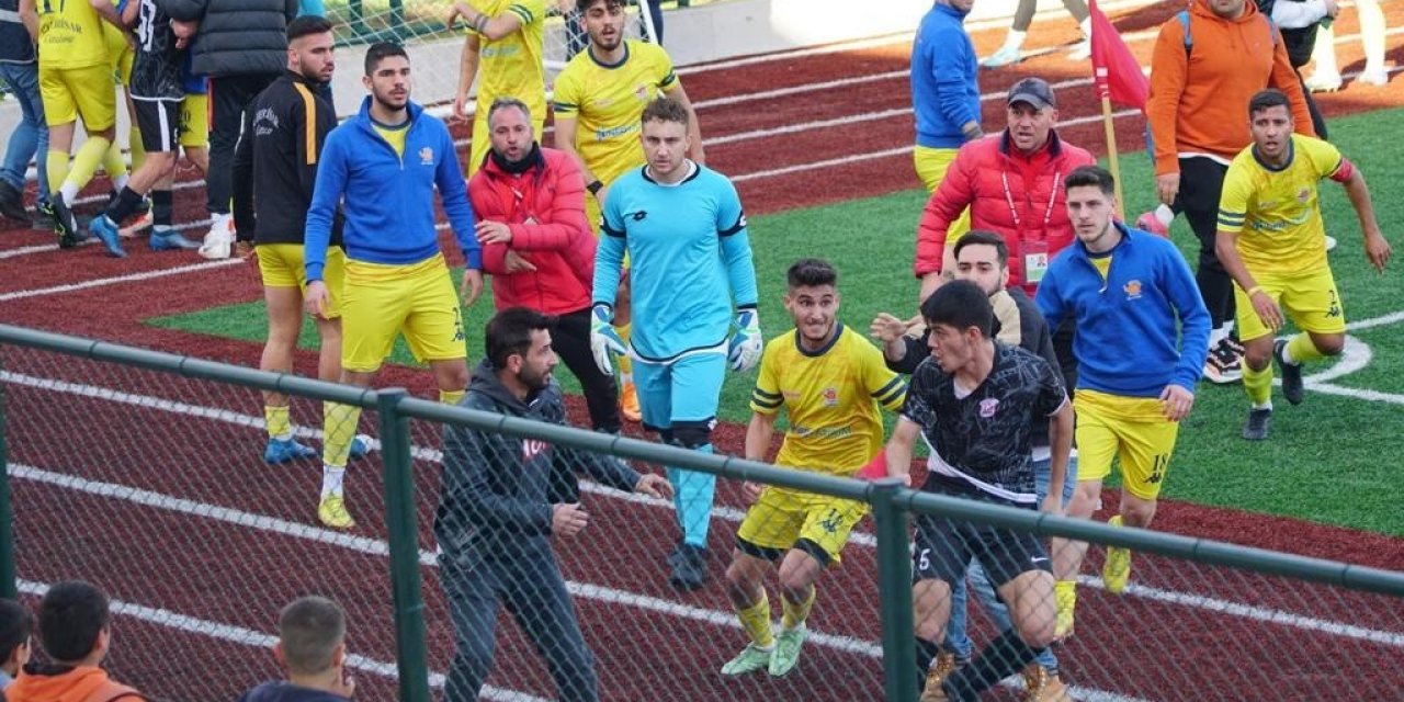 Maçtan sonra saha karıştı, taraftarlar sahaya girdi