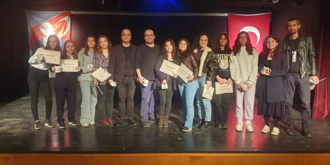 Liseli gençler, hayallerini sahneye taşıdı