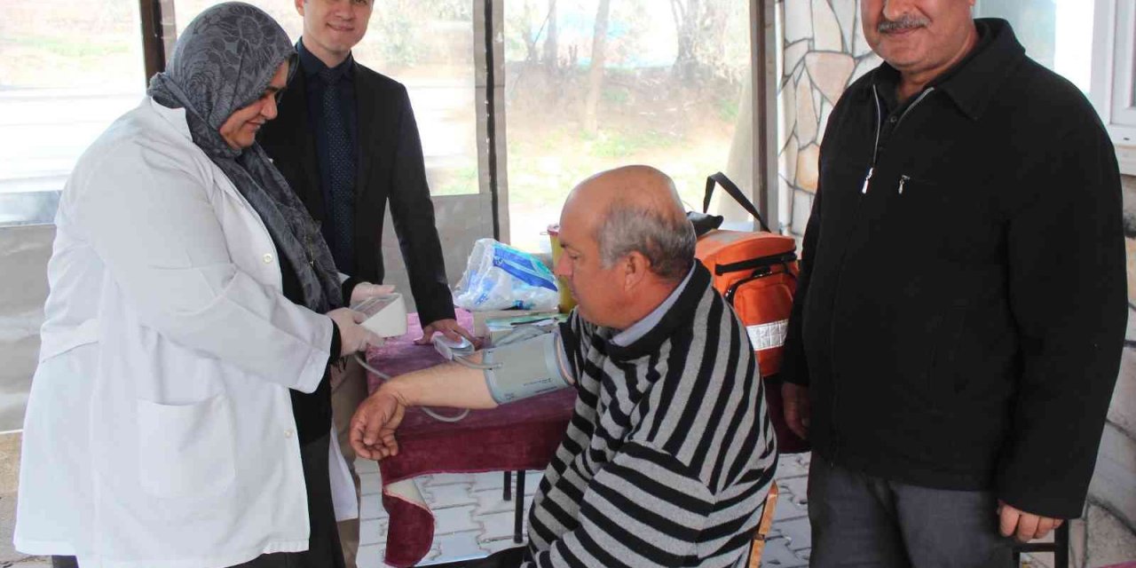 Köylerde kapı kapı dolaşıp sağlık taraması yapıyorlar