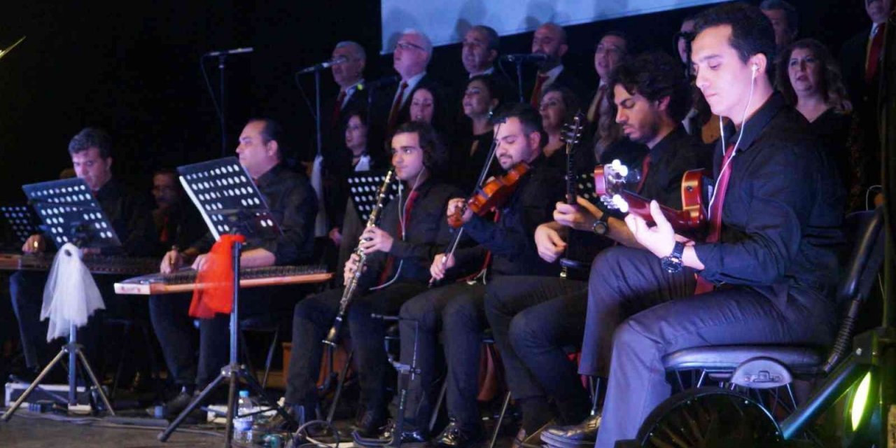 Türk Sanat Müziği korosu, dinleyenlerden tam not aldı