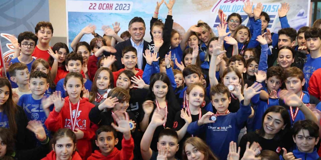 İzmir’in minik yüzücüleri Aliağa’da yarıştı