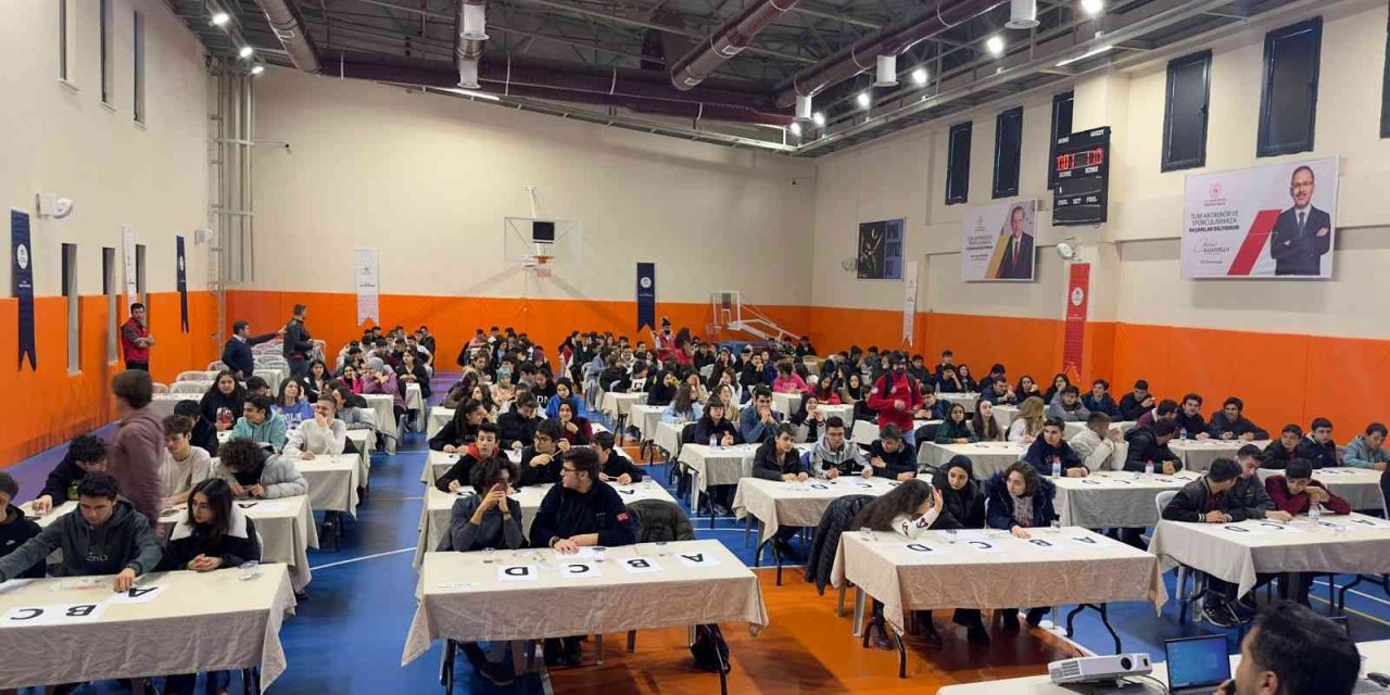 Gençler bilgi yarışmasında ter döktü