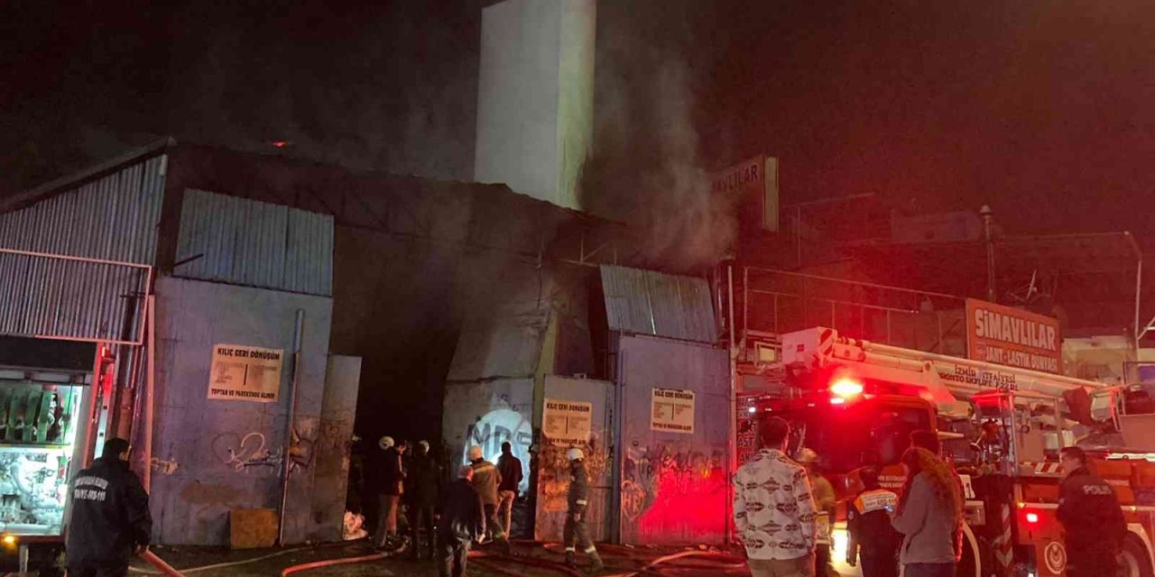 İzmir’de geri dönüşüm atölyesinde korkutan yangın