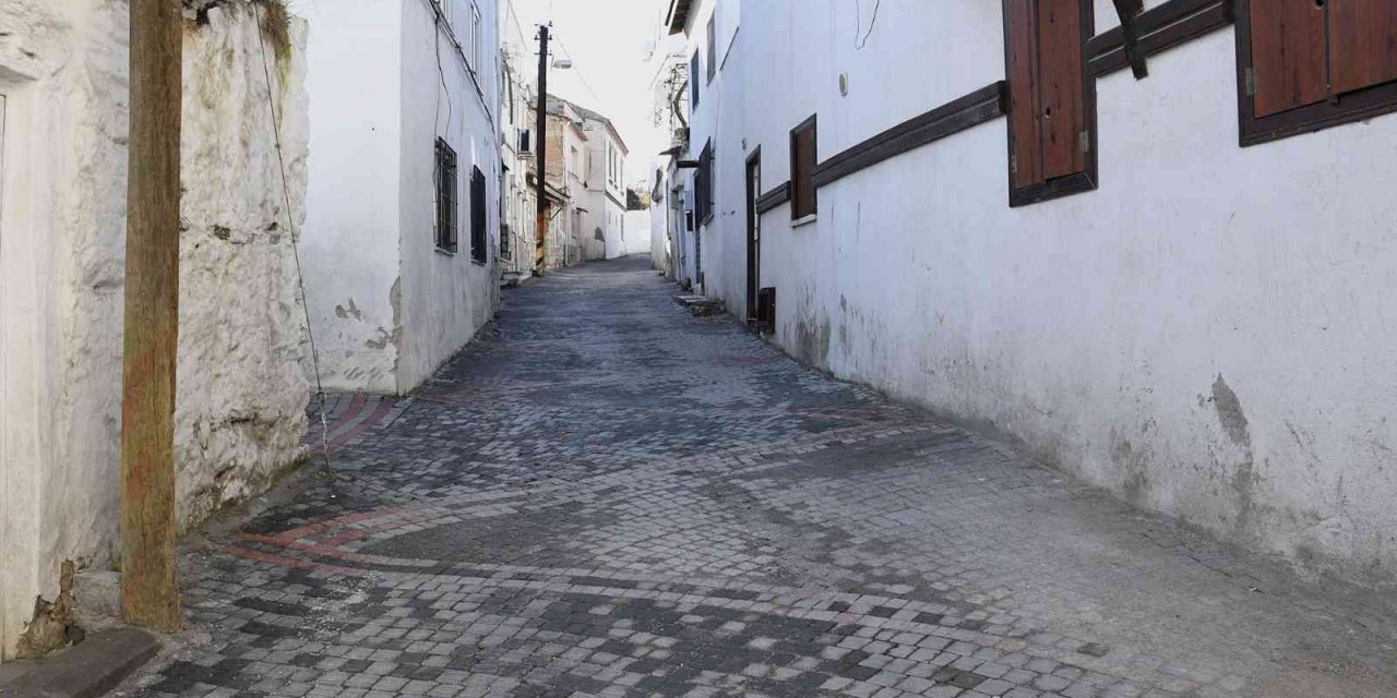Eski Kuşadası’nın tarihi sokakları aslına uygun olarak yenilendi