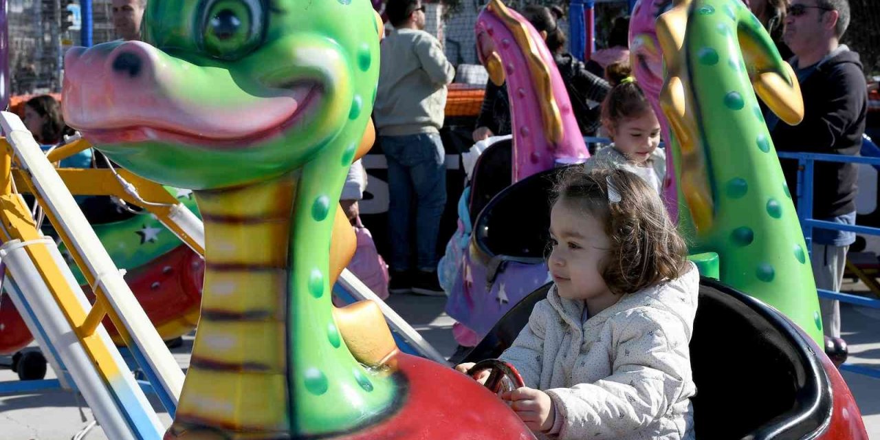 Kuşadası’nda çocuklar tatilin keyfini lunapark oyuncaklarıyla çıkarıyor