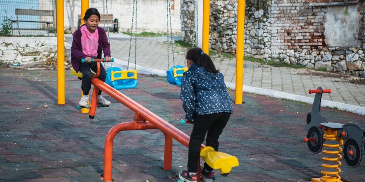 Kuşadalı çocuklar yeni parklardan memnun