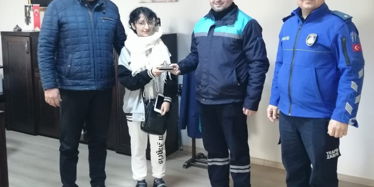 Temizlik görevlisinden alkışlanacak hareket