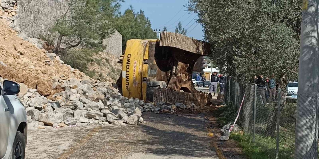 Kullandığı kepçesinin altında kalarak öldü