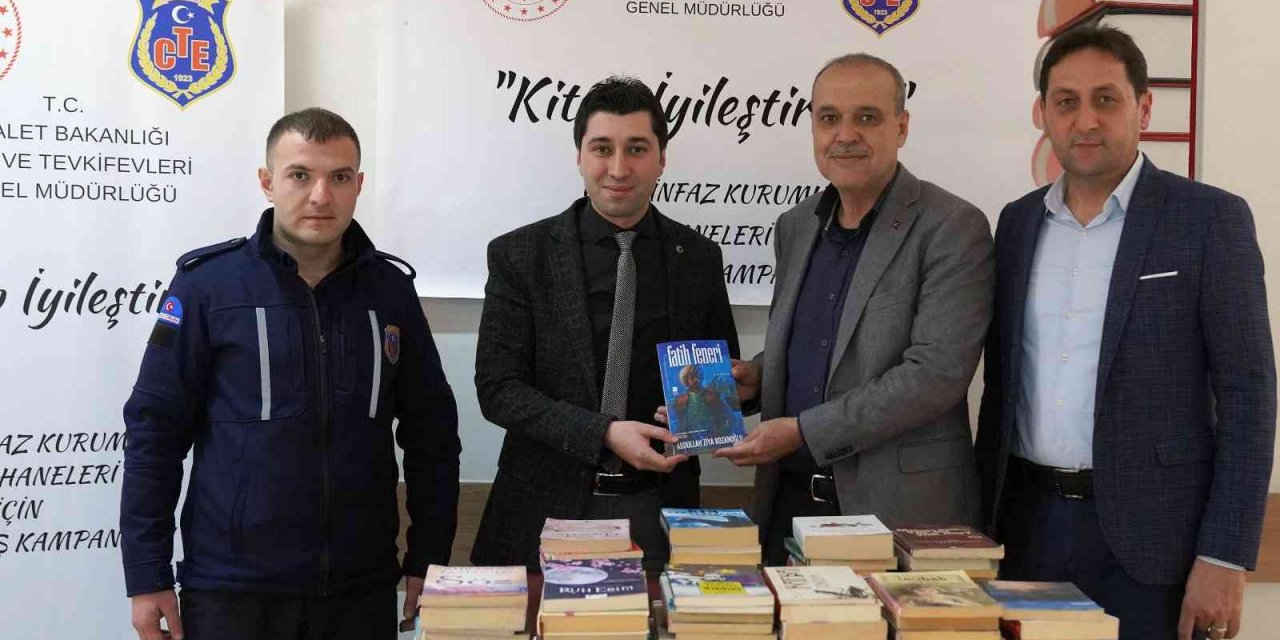 Başkan Uzundemir’den kitap bağışı