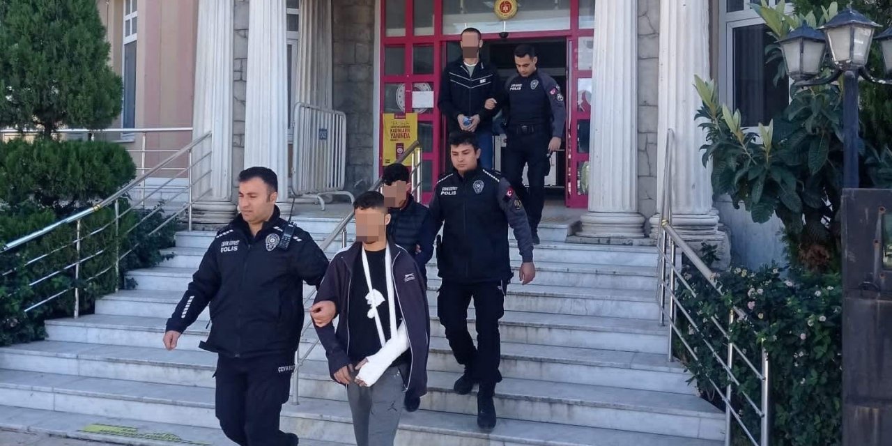 Villadan çaldıkları altınlar ile yakalandılar