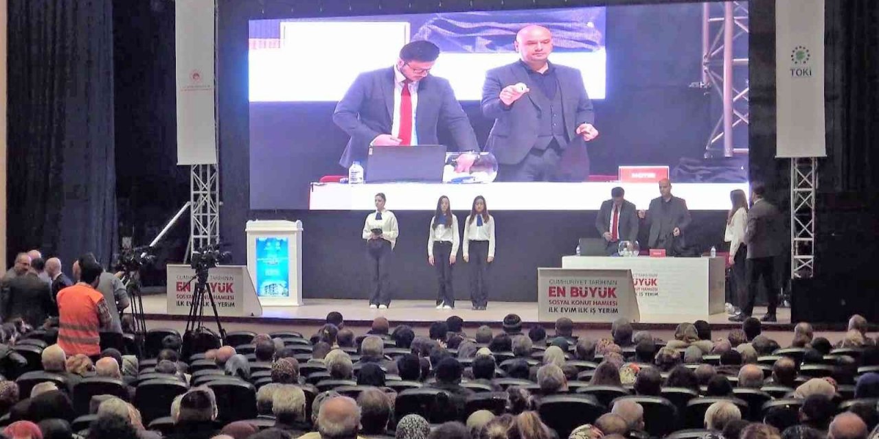 Denizli’de ilk kez ev sahibi olacaklar kura heyecanı yaşadı