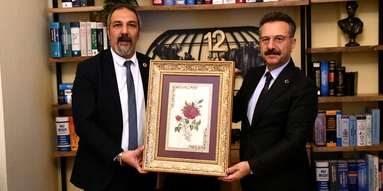 Vali Aksoy, Söke Belediyesi Prof. Dr. İlber Ortaylı Kitabevi’ni inceledi