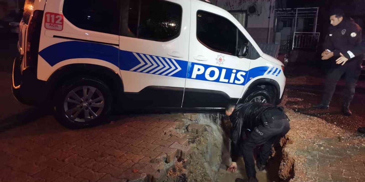 İzmir’i sağanak vurdu: Polis aracı çöken yolun içine düştü