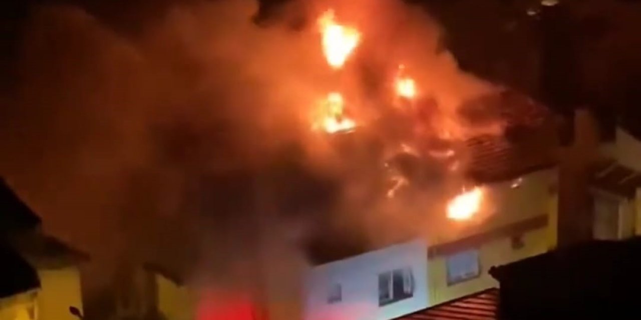 İzmir’de korku dolu anlar: 2 katlı binanın çatısına yıldırım düştü