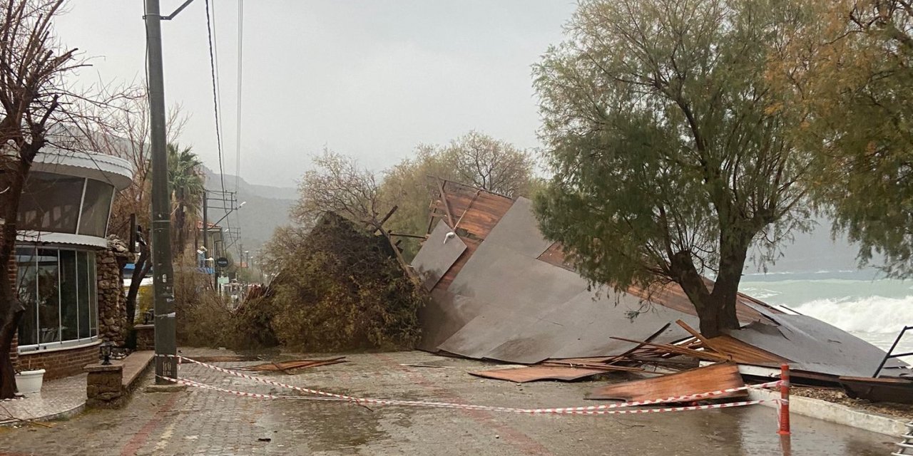 Datça’da fırtına restoranın platformunu çökertti