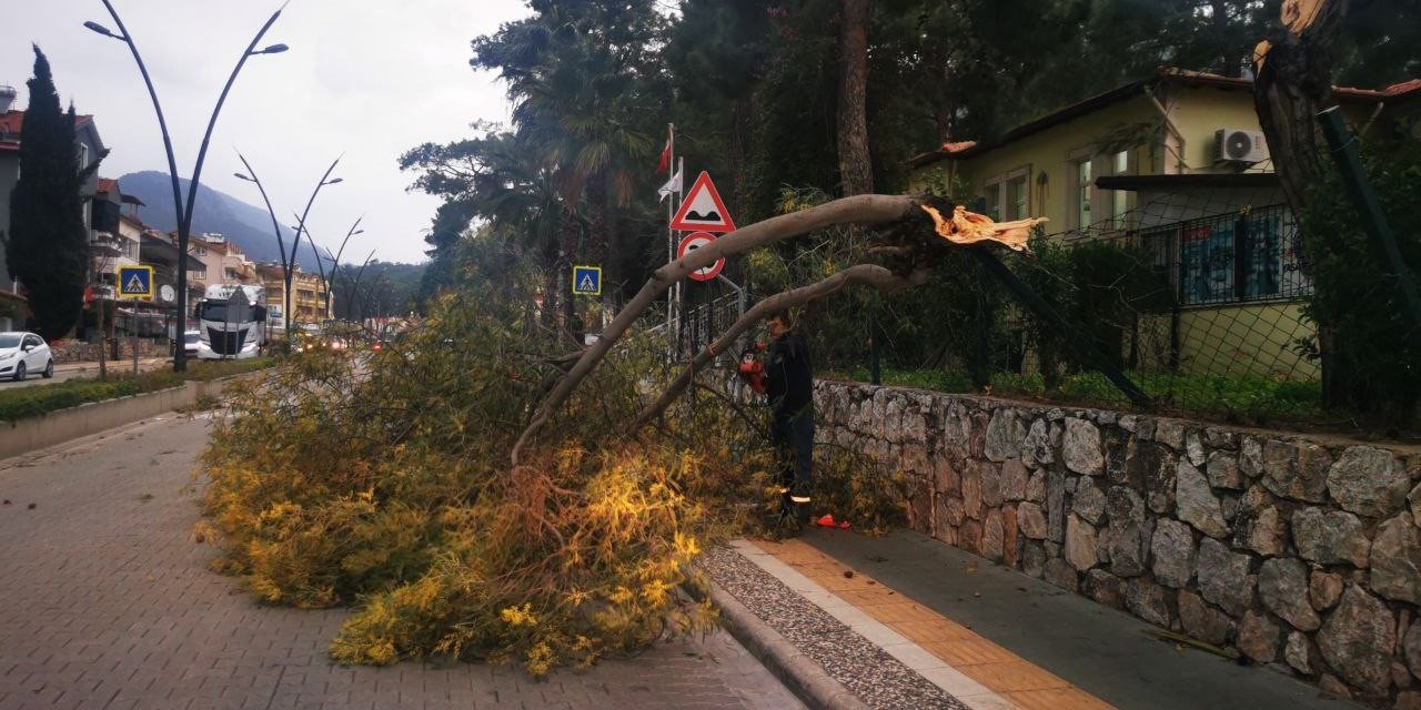 Marmaris’te fırtına ve sağanak yağış etkili oldu