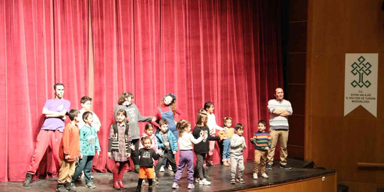 Efeler’in tiyatro sanatçılarından öğrencilere tatil hediyesi