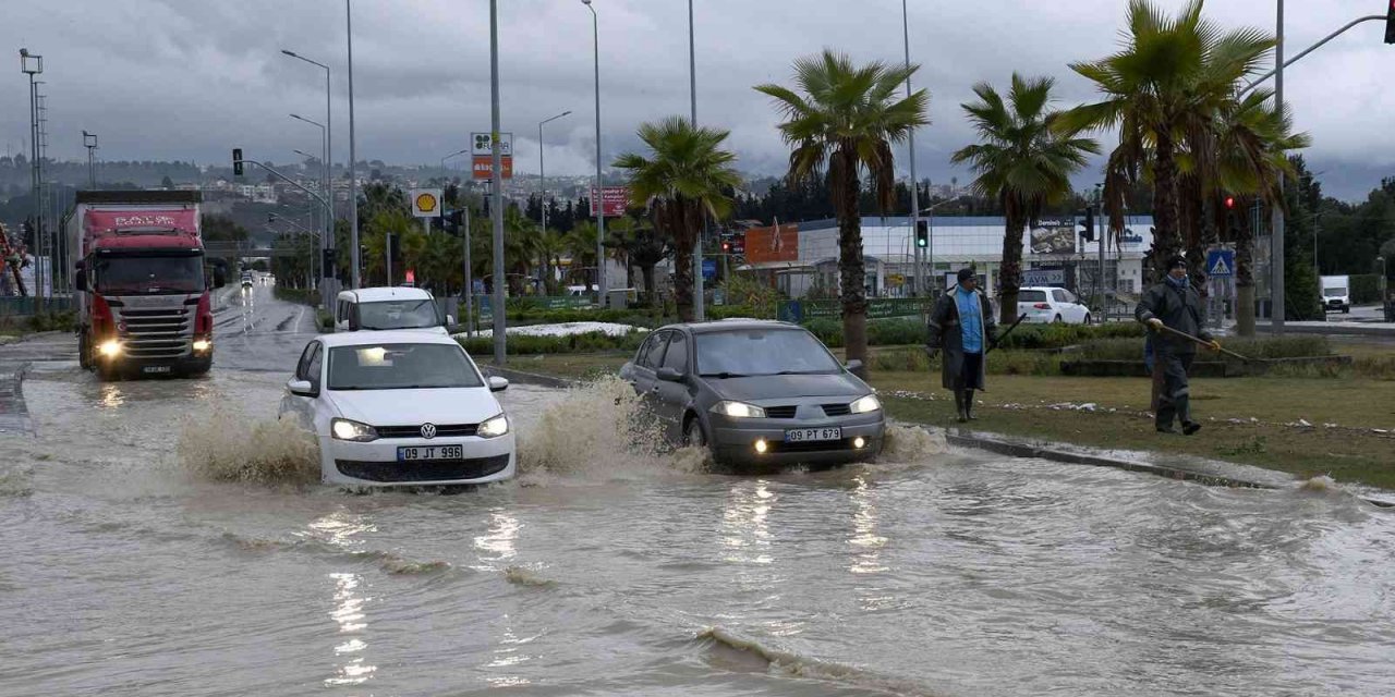 Kuşadası’nda sağanak yağmur, çevre yolunu kilitledi