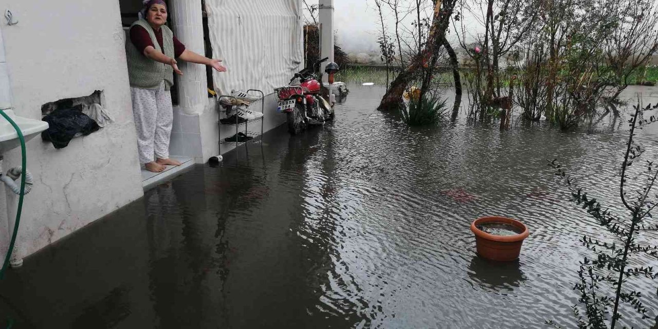 Manisa’da sağanak etkili oldu, bazı evleri su bastı