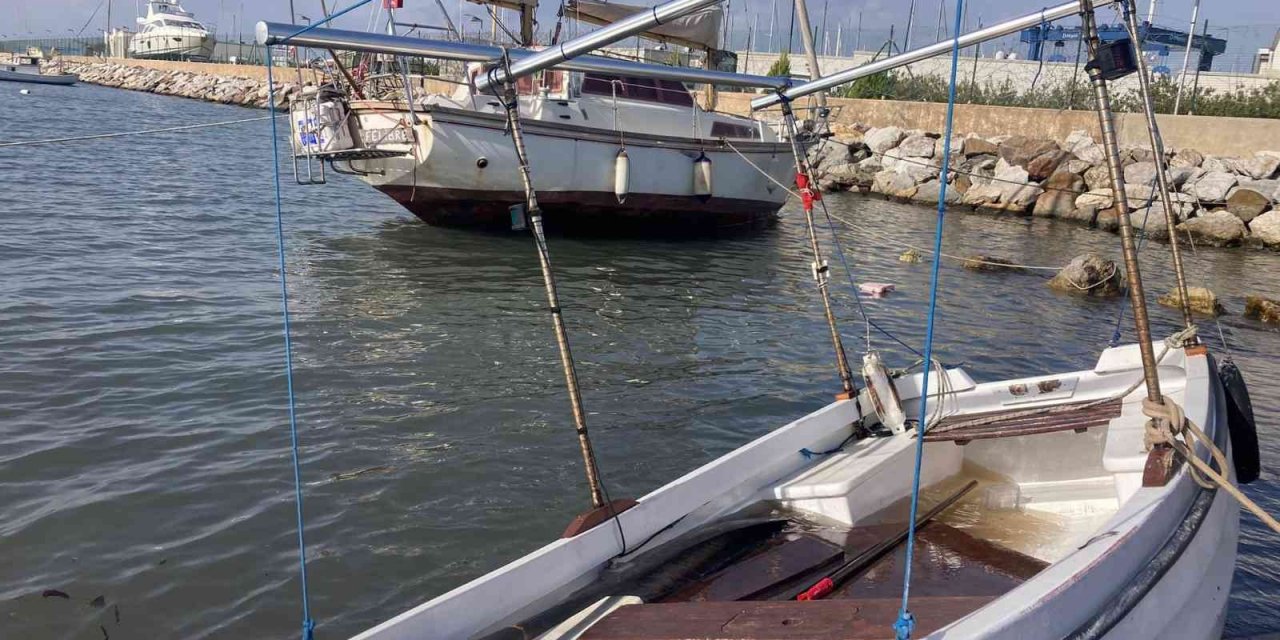 Tekneler sürüklendi, duvar yıkıldı