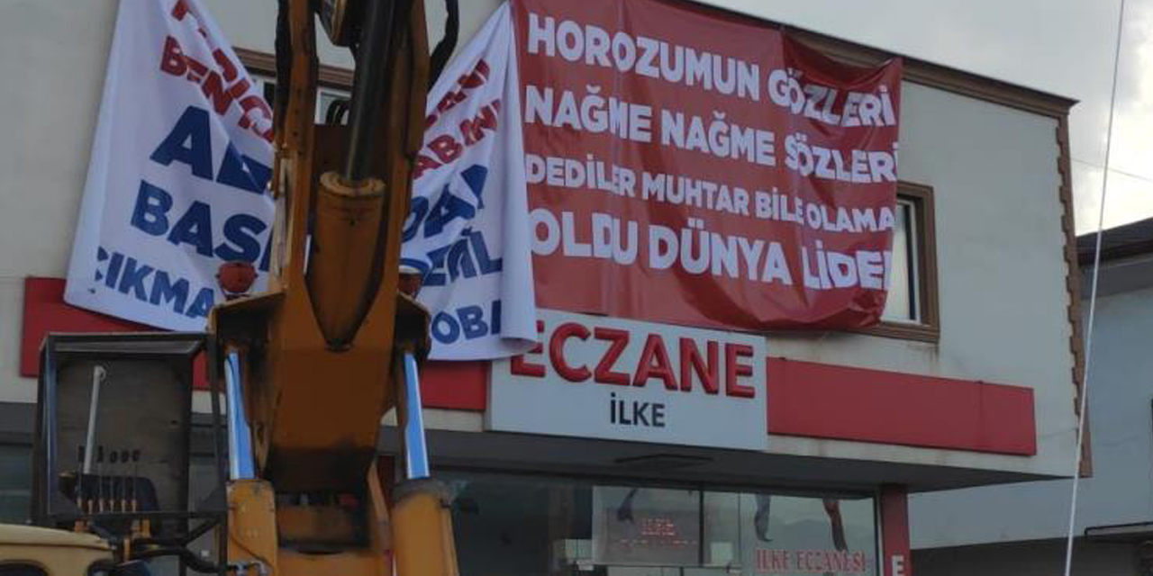 Tören alanında esprili pankartlar